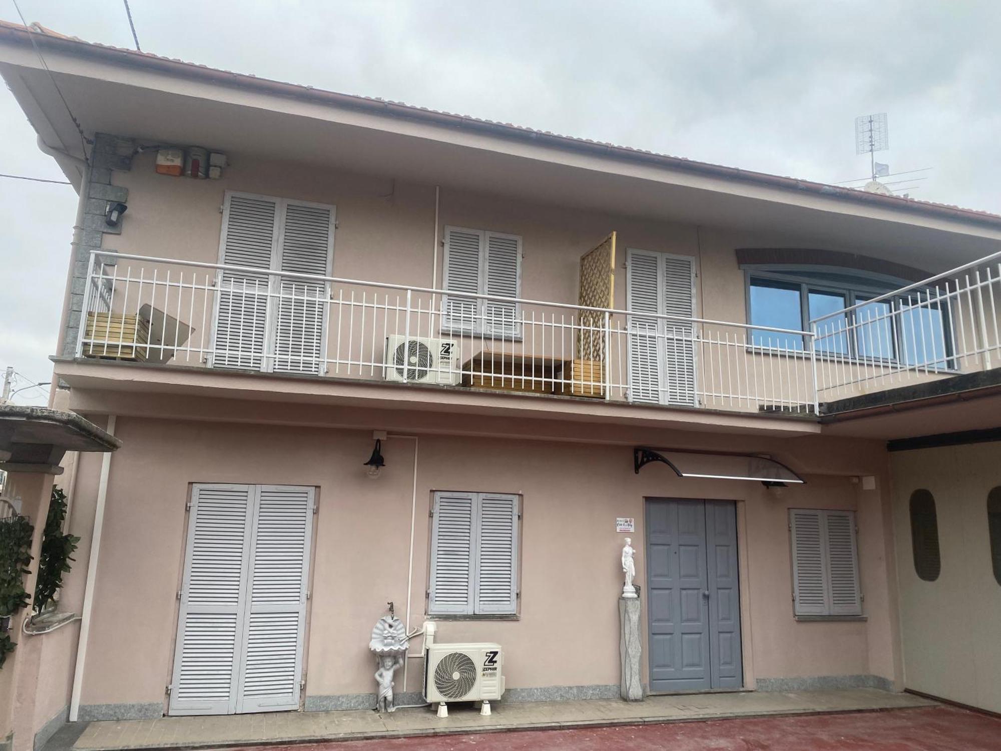 La Casa Di Cate & Adry Bed & Breakfast Envie Exterior photo